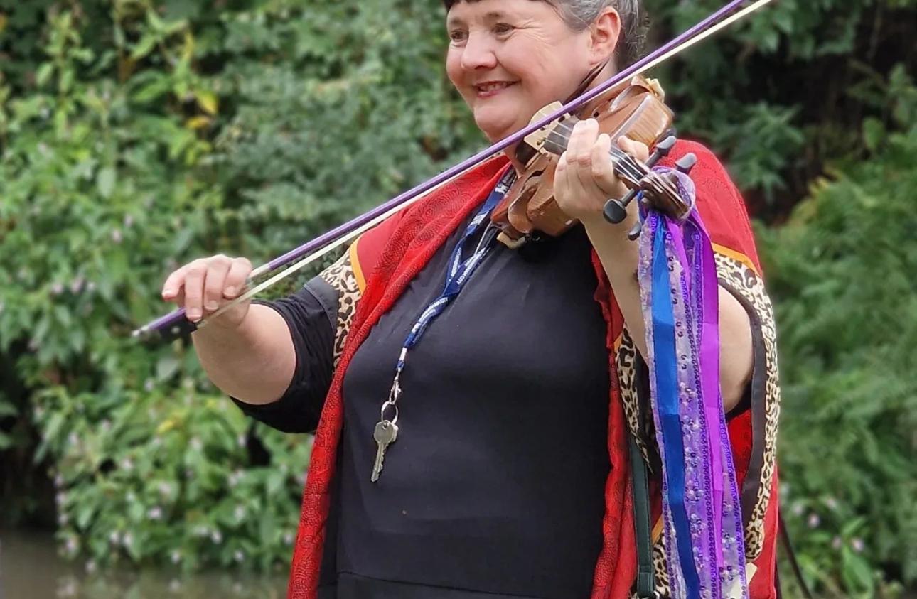 Photograph of Ann Jones playing the violin